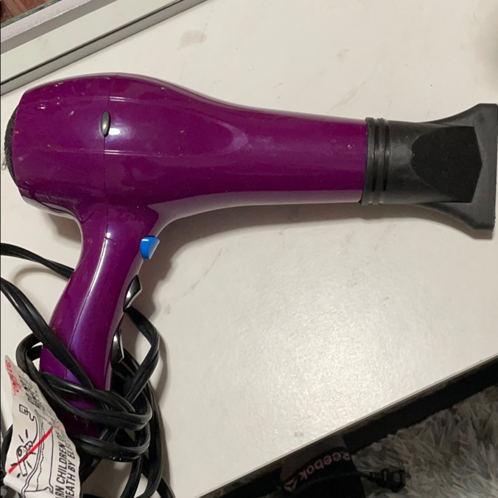 BLOWDRYER W/ NOZZLE ATTACHMENT